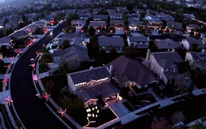 Màn trang trí cả khu phố bằng đèn led đón Giáng sinh cực kỳ ấn tượng